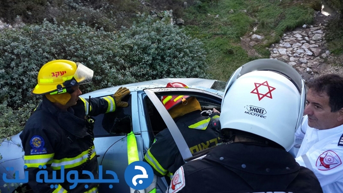 إصابة سائق عربي بانقلاب سيارته 